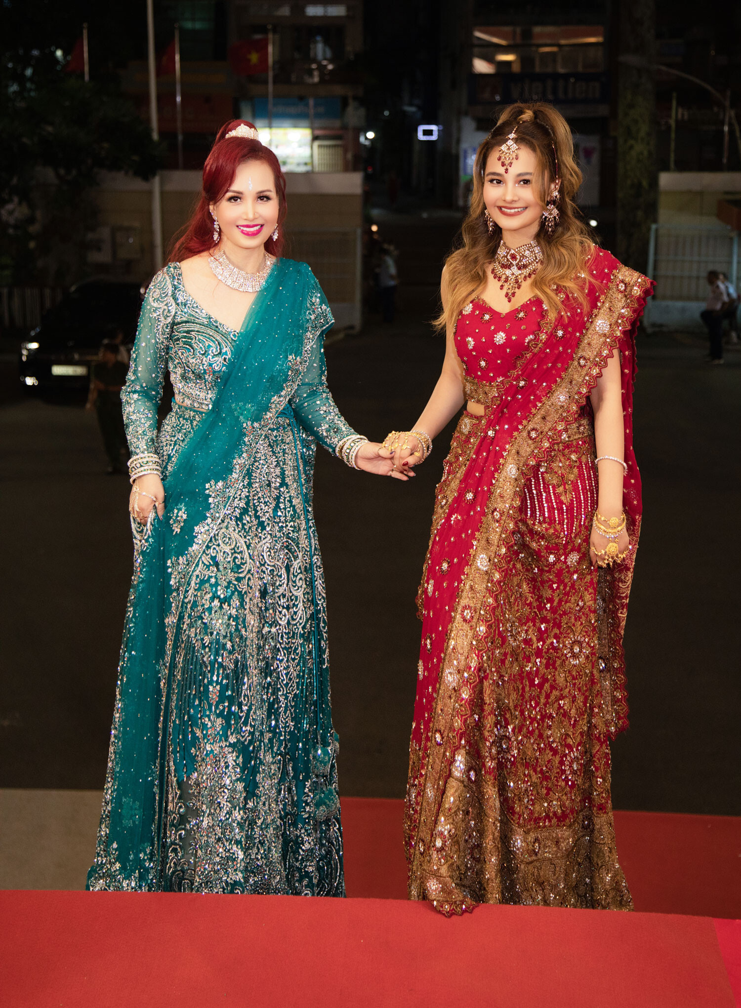 Tháng 8/2023, Diệu Ly về nước cùng mẹ tham dự một sự kiện hữu nghị giữa Việt Nam và Ấn Độ. Hai mẹ con diện trang phục cưới truyền thống của Ấn Độ, sải bước trên thảm đỏ khiến nhiều người khó lòng rời mắt.