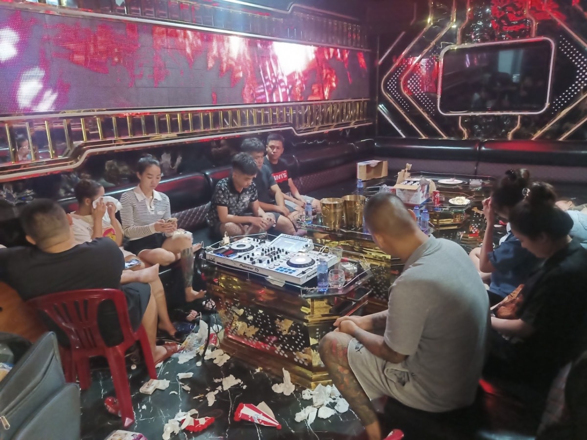 cong an dot kich quan karaoke, phat hien 32 nguoi duong tinh voi ma tuy hinh anh 1