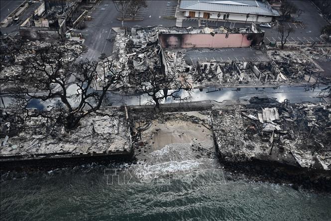 Nhiều ngôi nhà bị thiêu rụi trong vụ cháy rừng tại Maui, Hawaii, Mỹ, ngày 10/8/2023. (Ảnh: AFP/TTXVN)