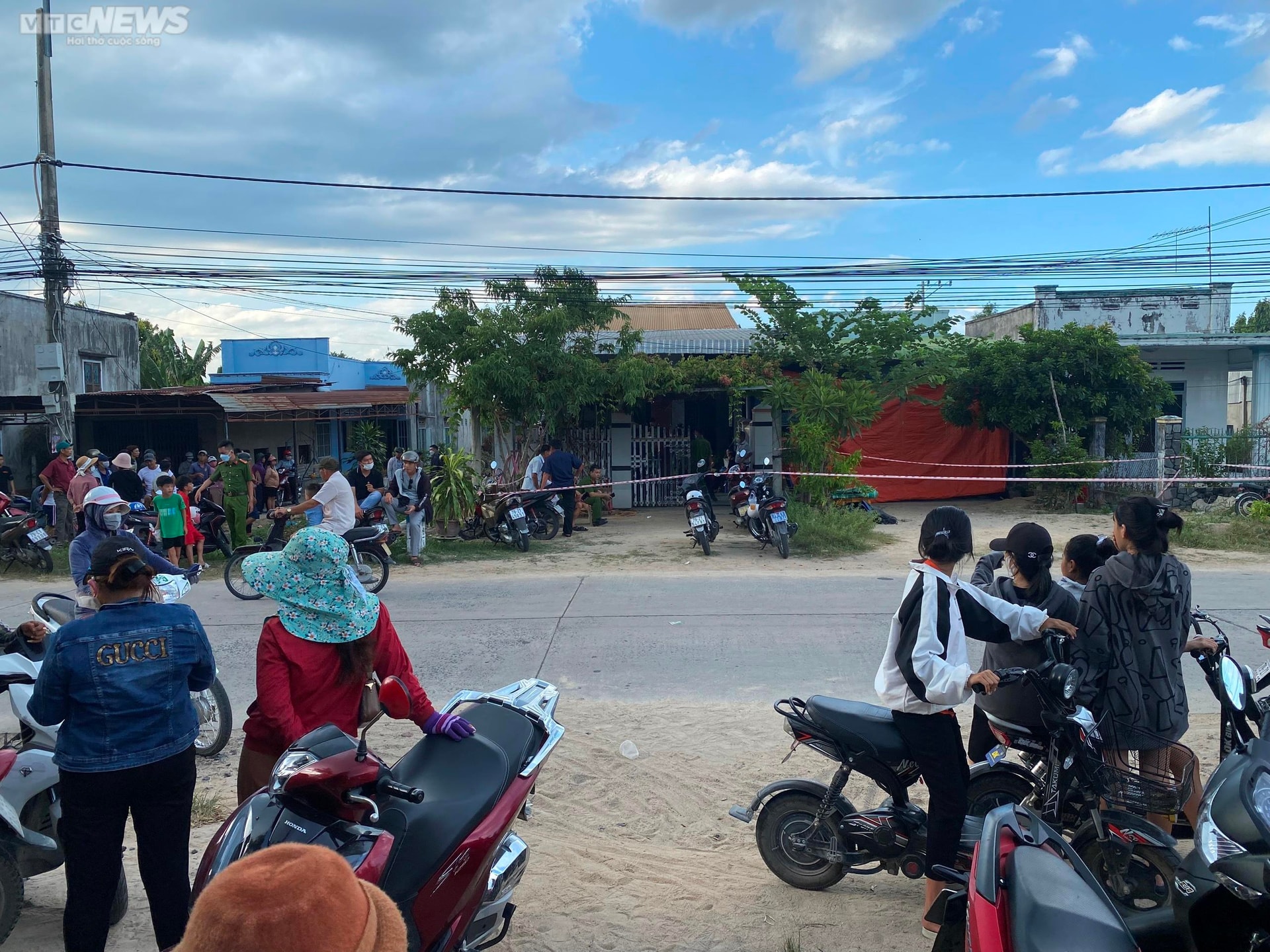 Rất đông người dân tập trung theo dõi vụ việc.
