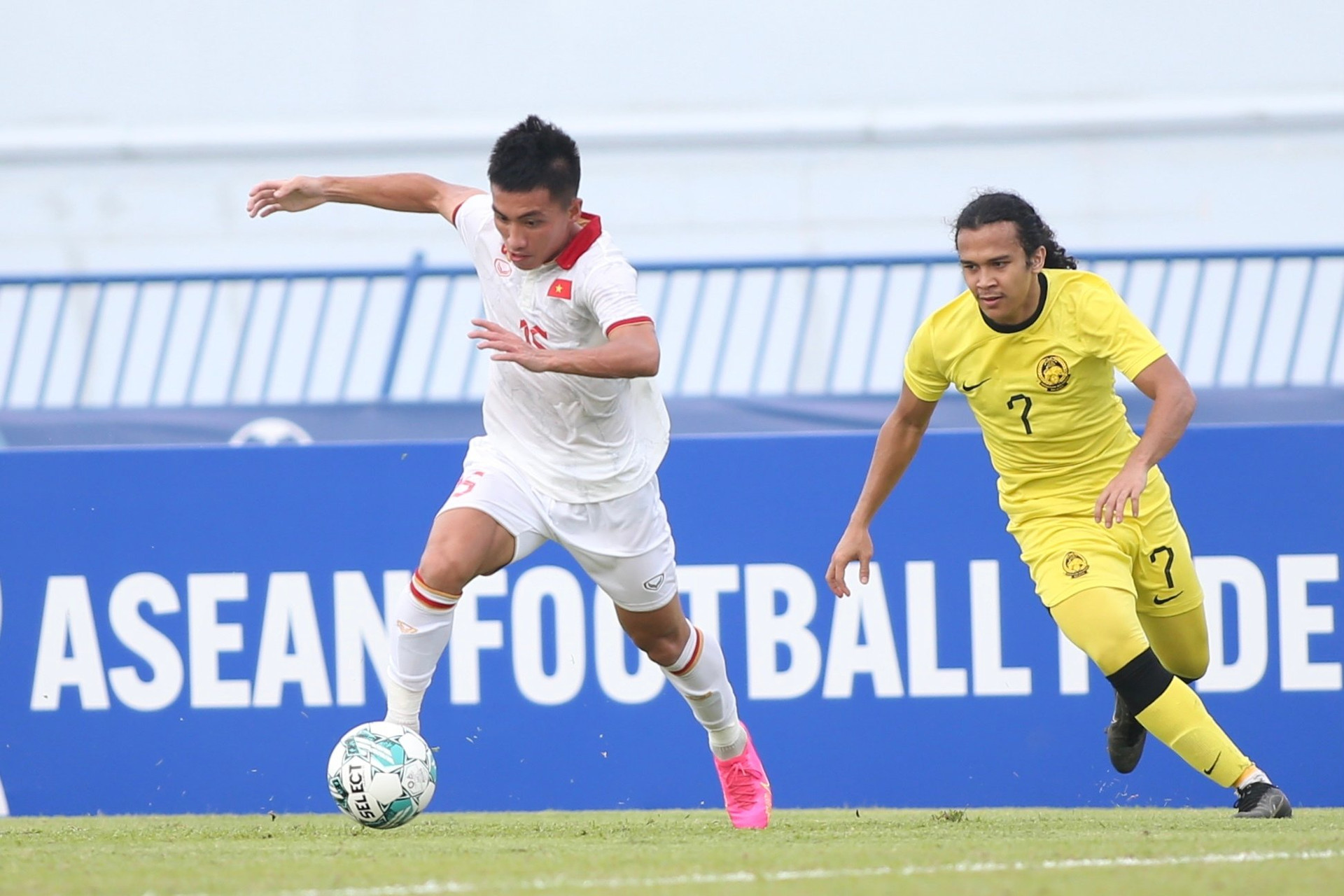 Tuy nhiên, các trụ cột của U23 Việt Nam lại toả sáng rực rỡ ở trận đấu với U23 Malaysia. Phút thứ 8, Minh Quang đi bóng tốc độ bên phía cánh phải.