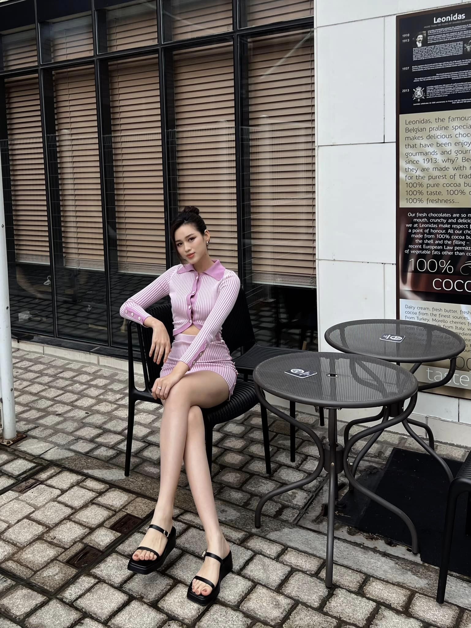 Sao Việt 25/8: Đỗ Hà sành điệu với váy ngắn, Thuỳ Tiên khoe lưng trần gợi cảm - 2