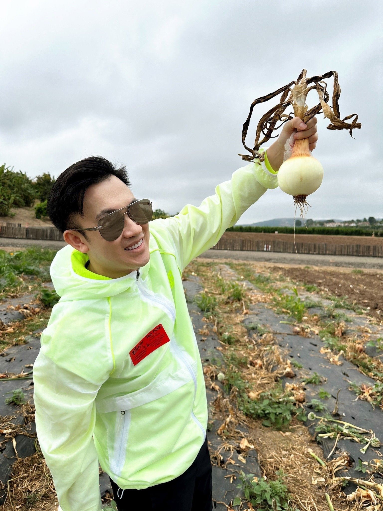 Sao Việt 25/8: Đỗ Hà sành điệu với váy ngắn, Thuỳ Tiên khoe lưng trần gợi cảm - 10