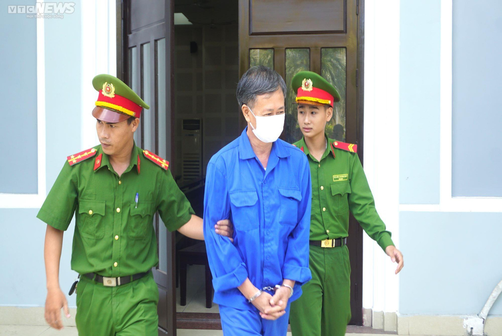Bị cáo Tôn Thất Thạnh được dẫn giải về trại giam sau khi kết thúc buổi xét xử sáng 25/8.