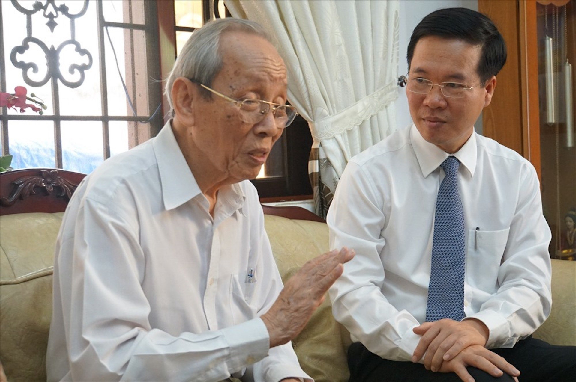 Ông Võ Văn Thưởng thăm giáo sư Trần Hồng Quân vào tháng 11/2019.