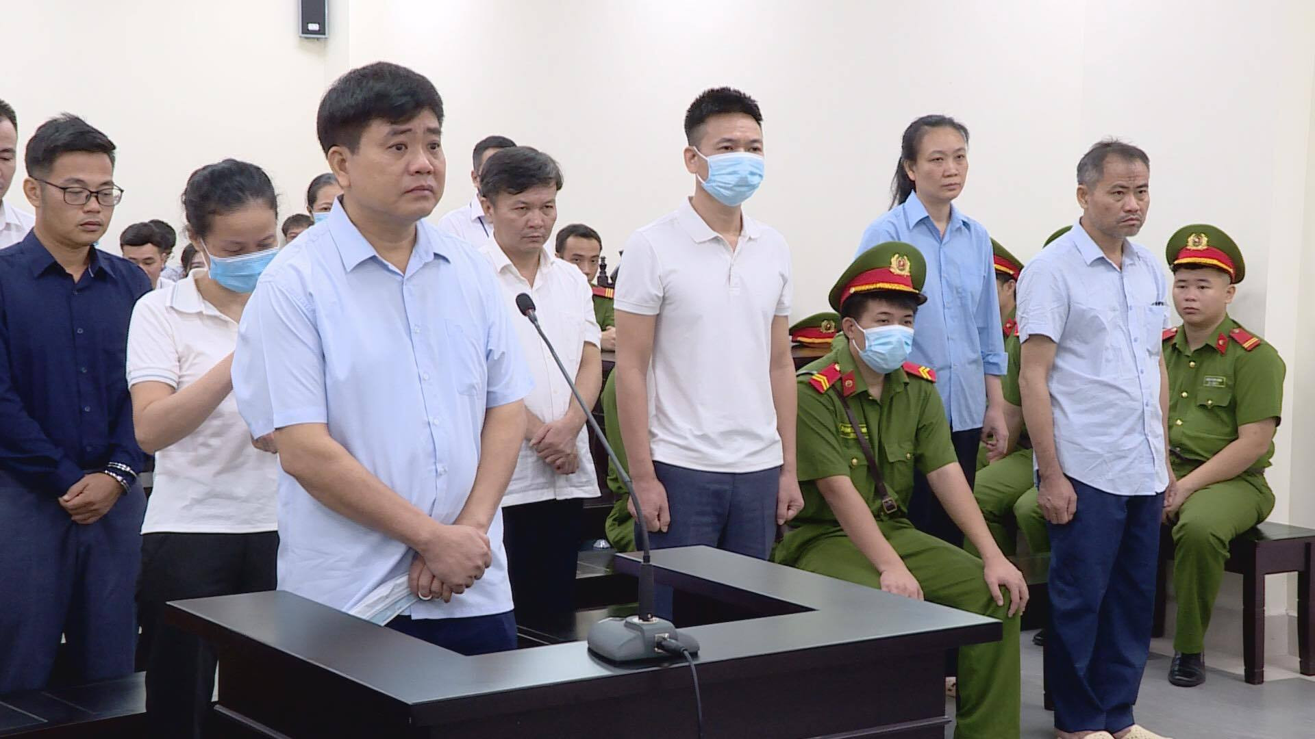 Cựu Chủ tịch Hà Nội Nguyễn Đức Chung cùng các bị cáo khác hầu toà trong vụ nâng giá cây xanh.