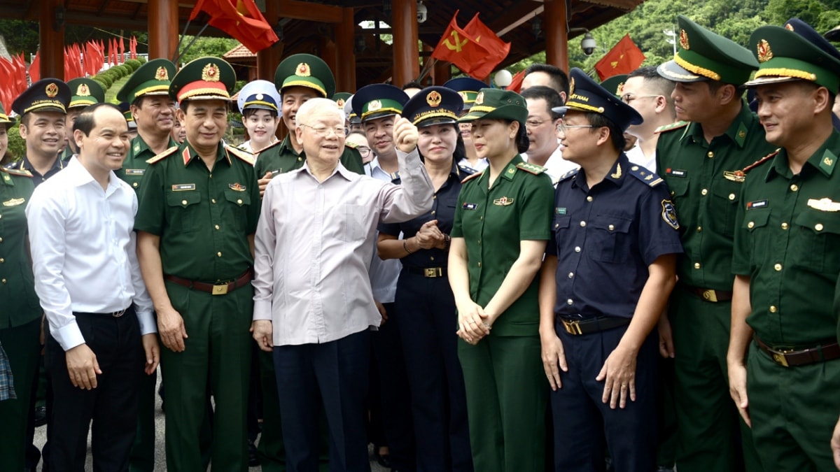 tong bi thu tham hoi tang qua mot so gia dinh chinh sach tai lang son hinh anh 1