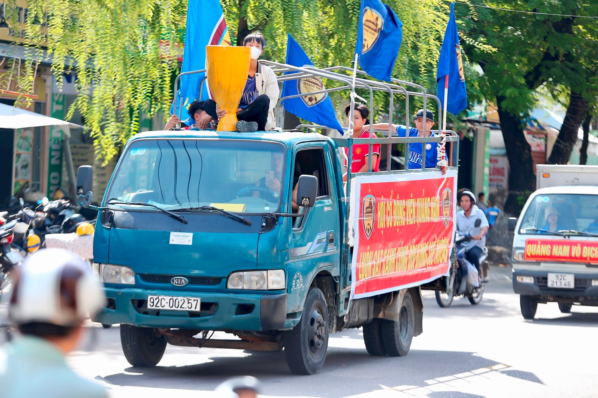 bang-ron-mung-doi-nha-vo-dich-duoc-cac-co-dong-vien-mang-theo-khi-an-mung..jpg