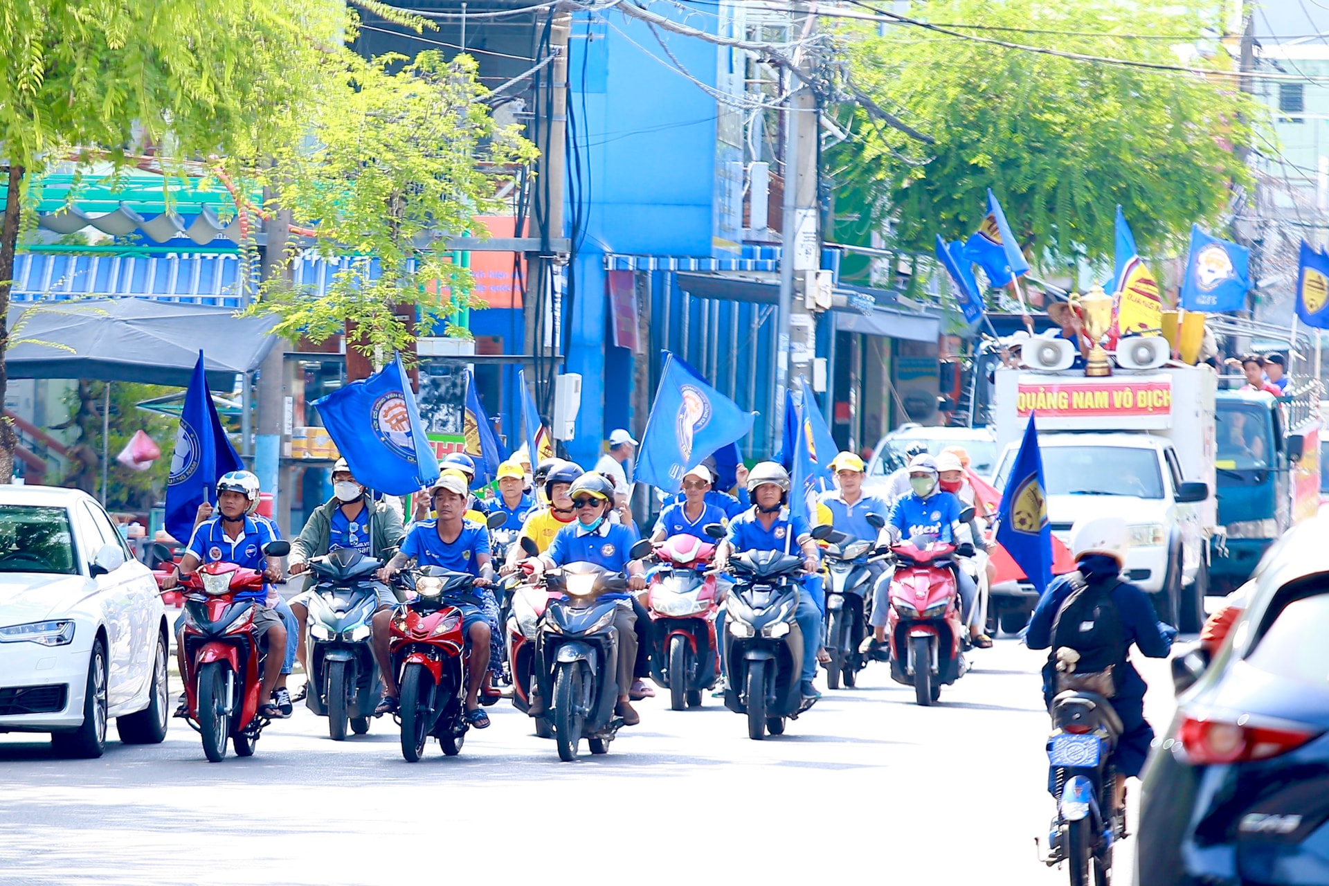 cac-co-dong-vien-tran-khap-cac-tuyen-duong-tai-thanh-pho-tam-ky-tinh-quang-nam-de-an-mung..jpg