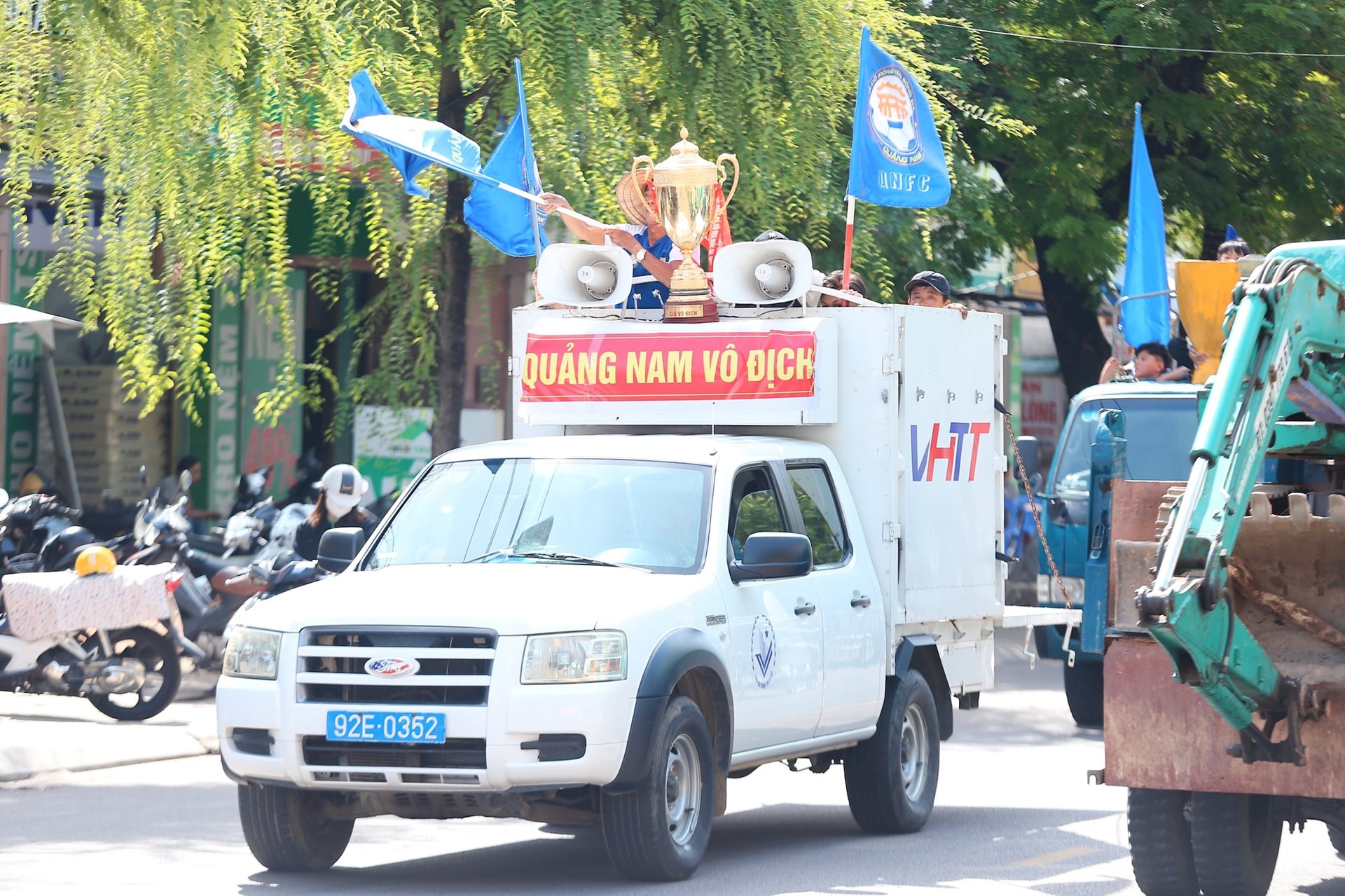 nguoi-ham-mo-tinh-quang-nam-cho-doi-chung-kien-cau-lac-bo-quang-nam-tro-lai-san-choi-v-league..jpg