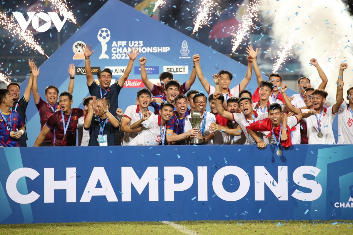 u23 viet nam nang cup vo dich u23 Dong nam A, an mung cung nguoi ham mo hinh anh 2