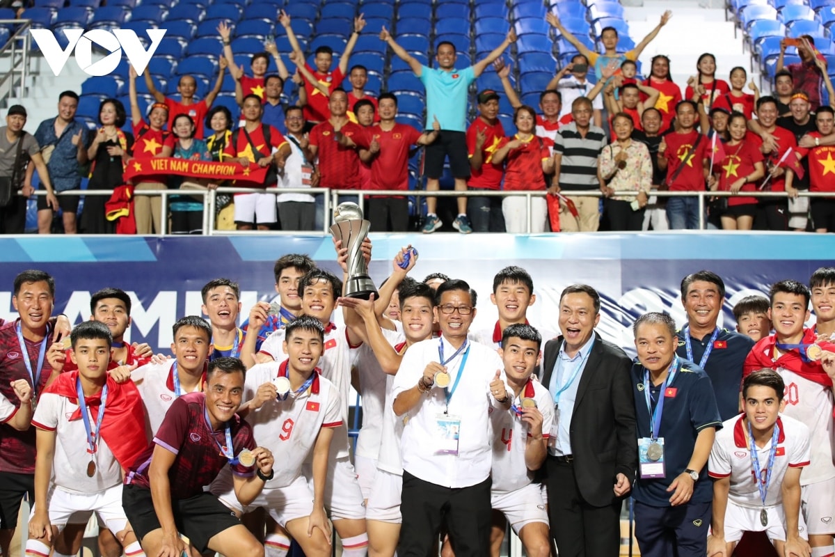u23 viet nam nang cup vo dich u23 Dong nam A, an mung cung nguoi ham mo hinh anh 9
