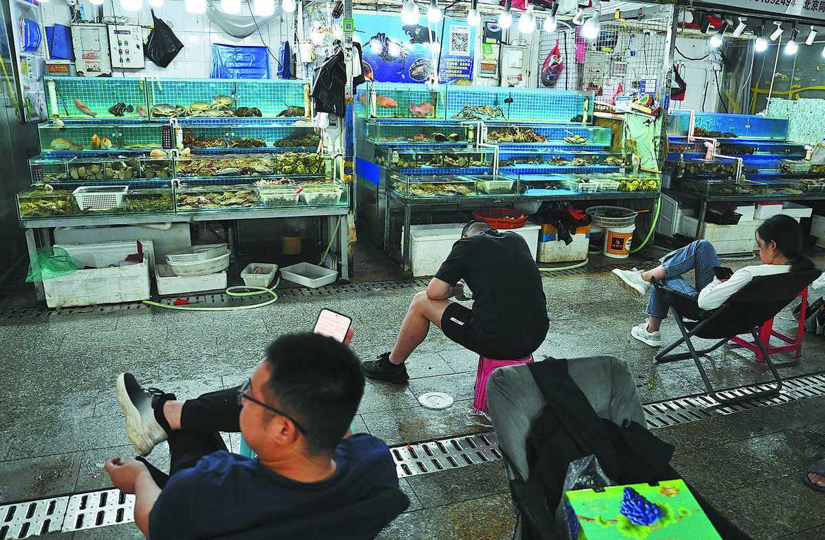 Khung cảnh ảm đạm tại một chợ cá bán buôn hôm 24/8. (Ảnh: China Daily)