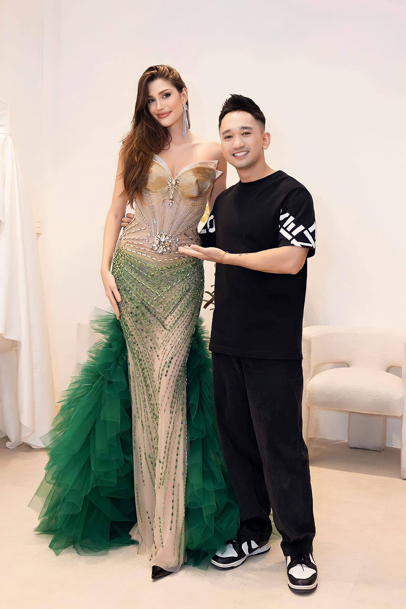 Miss Grand International 2022 Isabella và NTK Lê Ngọc Lâm.
