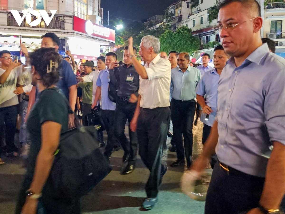 thu tuong singapore ly hien long dao pho di bo ho guom, tham den ngoc son hinh anh 1