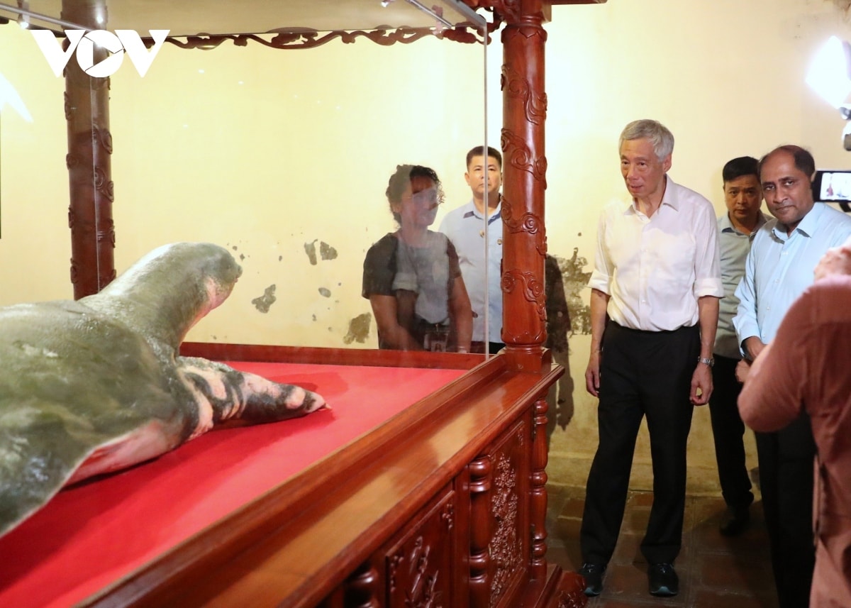 thu tuong singapore ly hien long dao pho di bo ho guom, tham den ngoc son hinh anh 4