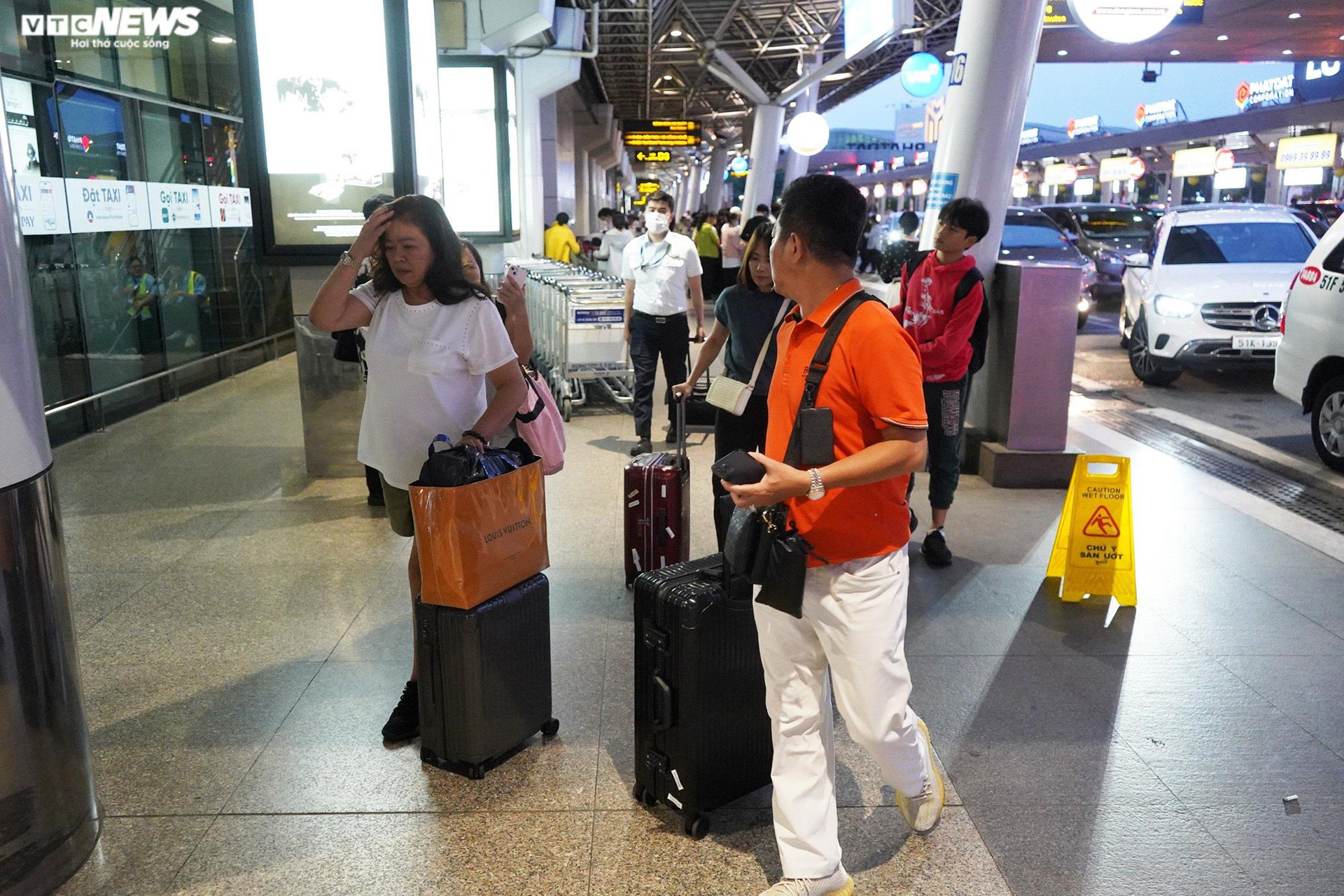 Ông Nguyễn Nam Tiến - Phó Giám đốc Cảng hàng không Quốc tế Tân Sơn Nhất cho biết,  để đảm bảo cho hành khách đi được đúng giờ, đúng chuyến, tất cả các lực lượng sẽ đảm bảo các slot đã được cấp đảm bảo không sang được những giờ khác, không bị chậm hủy chuyến.