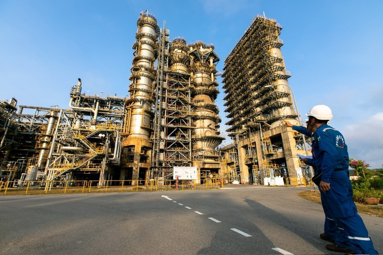 Các kỹ sư kiểm tra thiết bị tại nhà máy lọc dầu Dung Quất - nhà máy lọc dầu đầu tiên của đất nước.