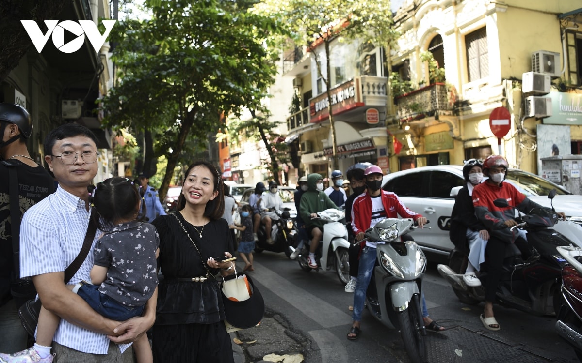 khu vuc ho guom, nha tho lon ha noi dong vui ngay dau nghi le 2 9 hinh anh 3