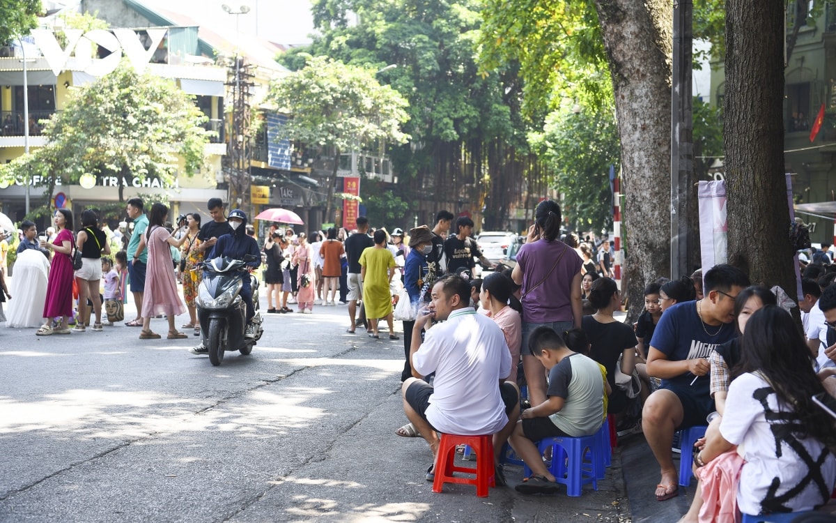 khu vuc ho guom, nha tho lon ha noi dong vui ngay dau nghi le 2 9 hinh anh 9