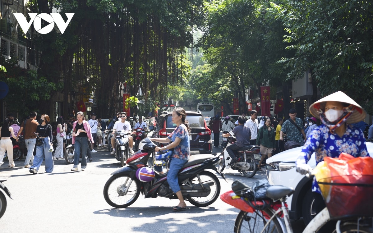 khu vuc ho guom, nha tho lon ha noi dong vui ngay dau nghi le 2 9 hinh anh 5