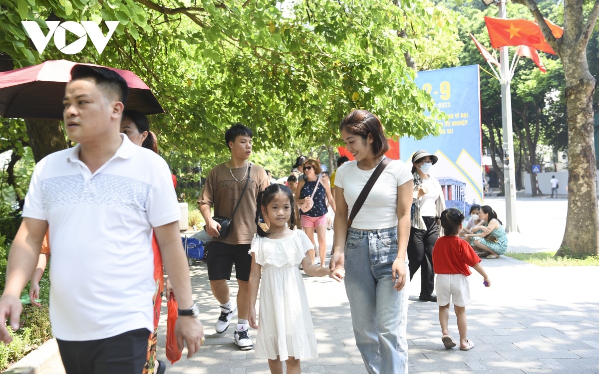 khu vuc ho guom, nha tho lon ha noi dong vui ngay dau nghi le 2 9 hinh anh 16