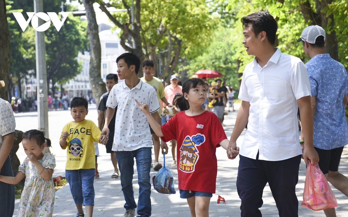 khu vuc ho guom, nha tho lon ha noi dong vui ngay dau nghi le 2 9 hinh anh 15