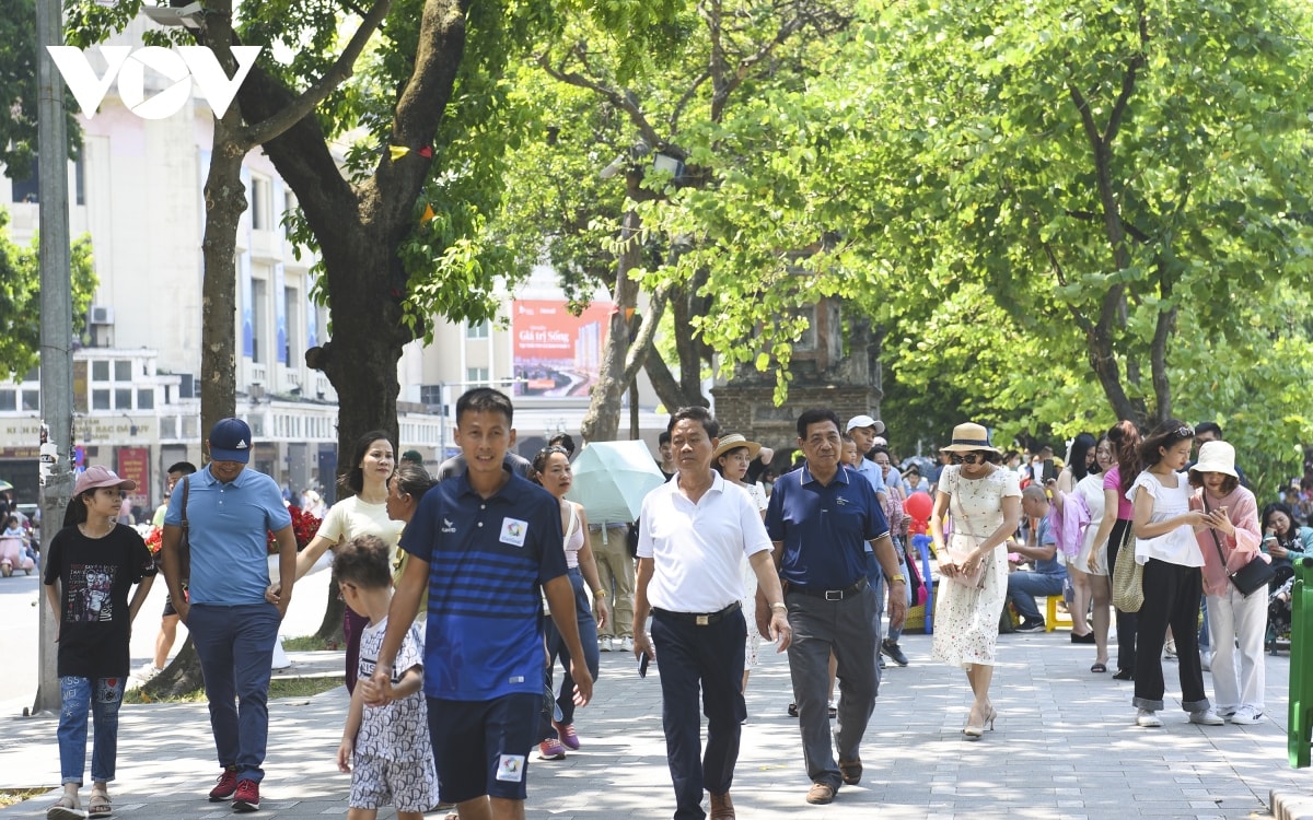 khu vuc ho guom, nha tho lon ha noi dong vui ngay dau nghi le 2 9 hinh anh 1