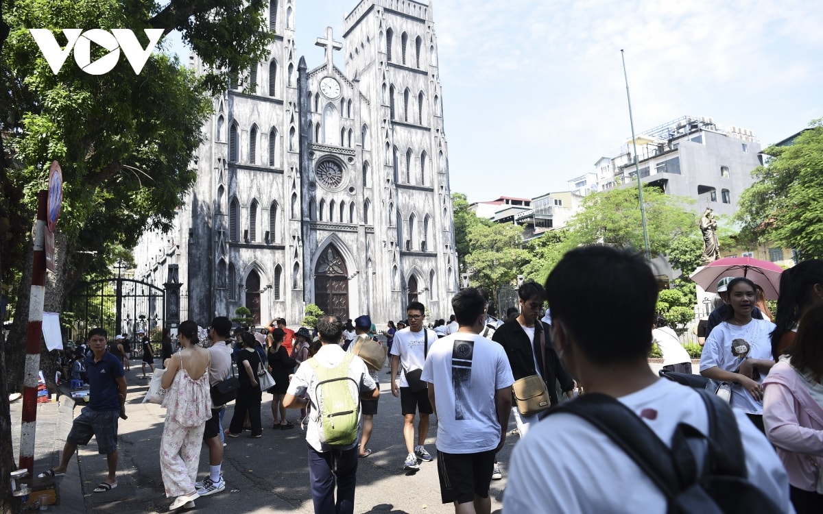 khu vuc ho guom, nha tho lon ha noi dong vui ngay dau nghi le 2 9 hinh anh 2