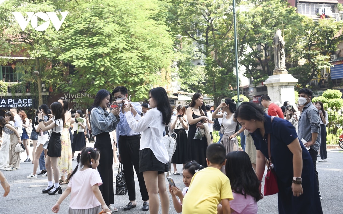 khu vuc ho guom, nha tho lon ha noi dong vui ngay dau nghi le 2 9 hinh anh 6
