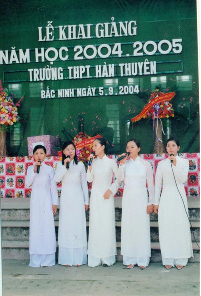 Lễ khai giảng năm 2004 - 2005 trường THPT Hàn Thuyên, Bắc Ninh. (Ảnh: H.T)