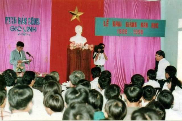 Lễ khai giảng năm học 1998 - 1999. (Ảnh: Vi Vi)