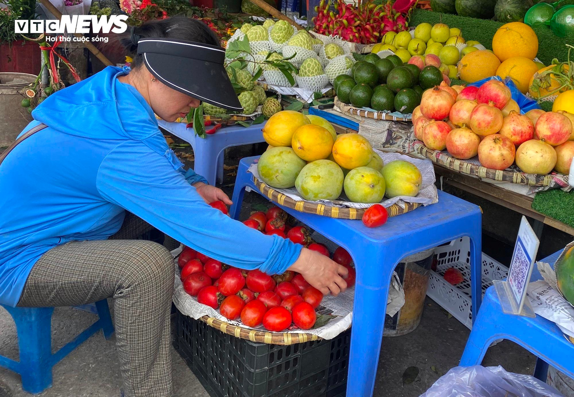 Chị Hoa, bán hàng tại chợ Nam Trung Yên (Cầu Giấy, Hà Nội) cho biết: “Táo Envy hiện tôi đang bán với giá khoảng 160.000 đồng/kg. Giá này gần như là rẻ nhất từ trước đến nay. Hồi đầu năm, loại táo này có giá 250.000 đồng/kg, nghĩa là hiện tại đã giảm 90.000 đồng/kg
