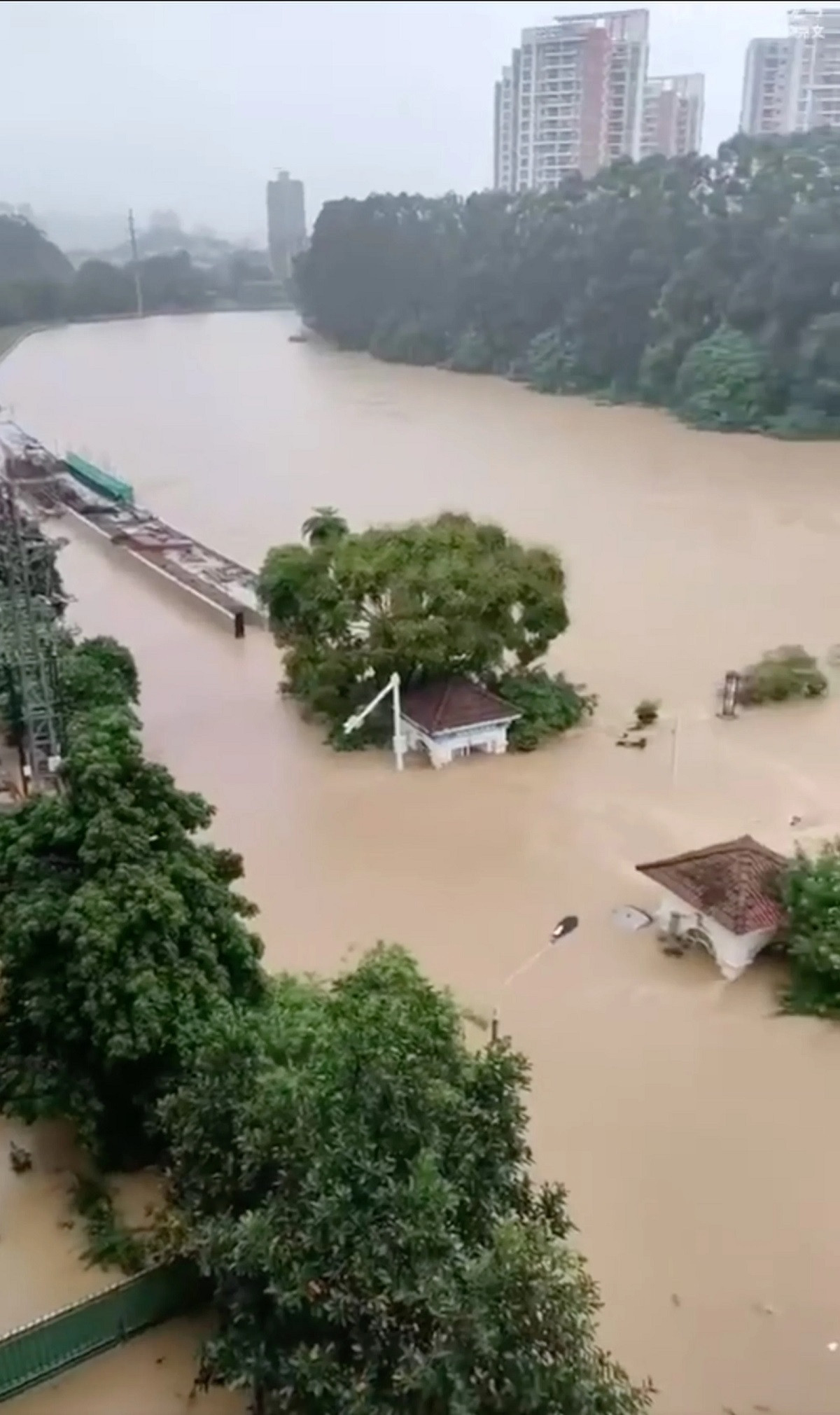 Mưa lớn do hoàn lưu bão Haikui khiến thành phố Thâm Quyến ngập nặng. (Ảnh: SCMP)