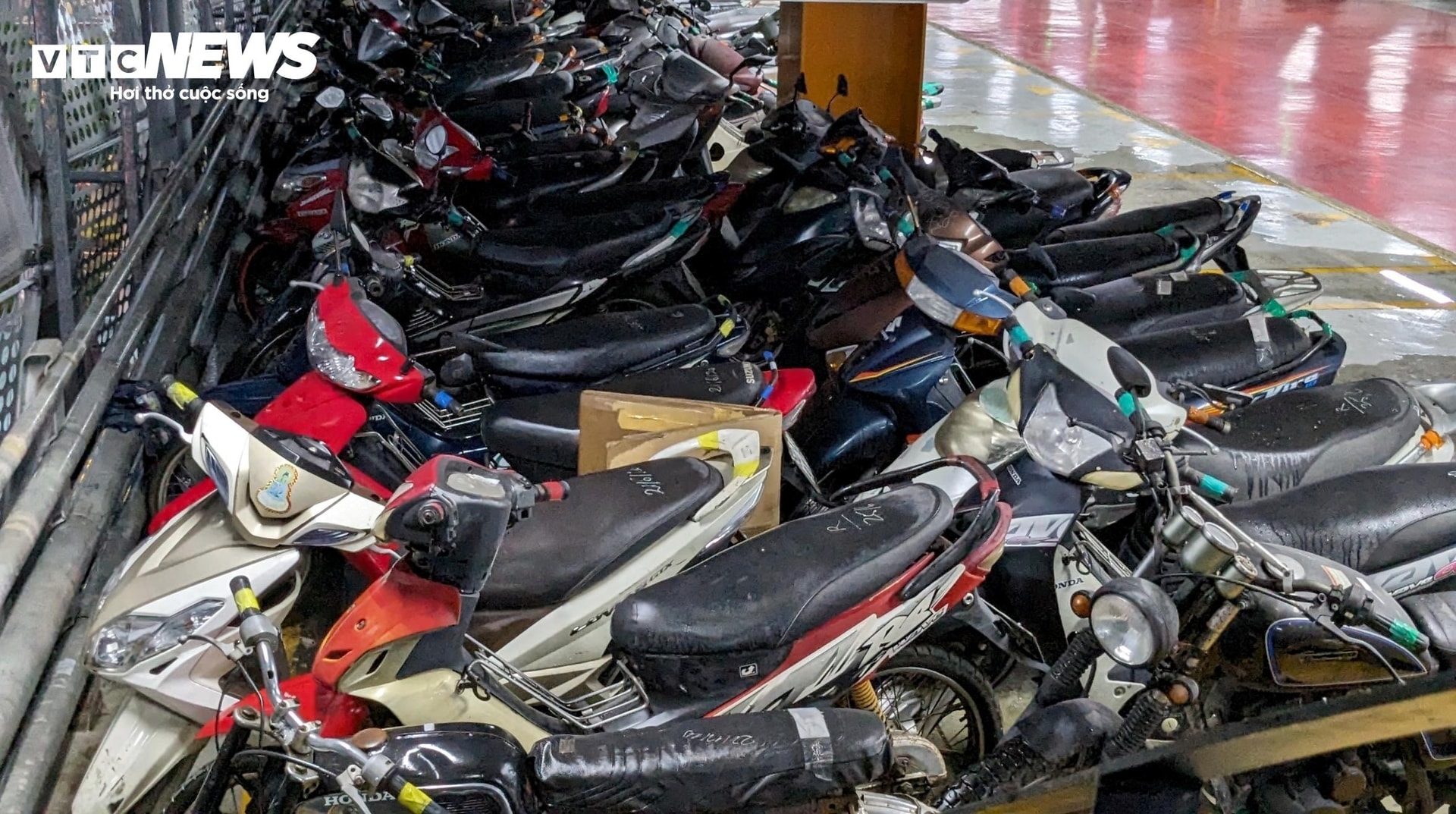 Đại điện Công ty TCP chia sẻ, dù sau thẻ giữ xe có in thời hạn để xe trong nhà ga quốc nội sân bay Tân Sơn Nhất là 30 ngày nhưng, trên thực tế có nhiều người để vài tháng, thậm chí cả năm mới tới nhận xe hoặc bỏ luôn.