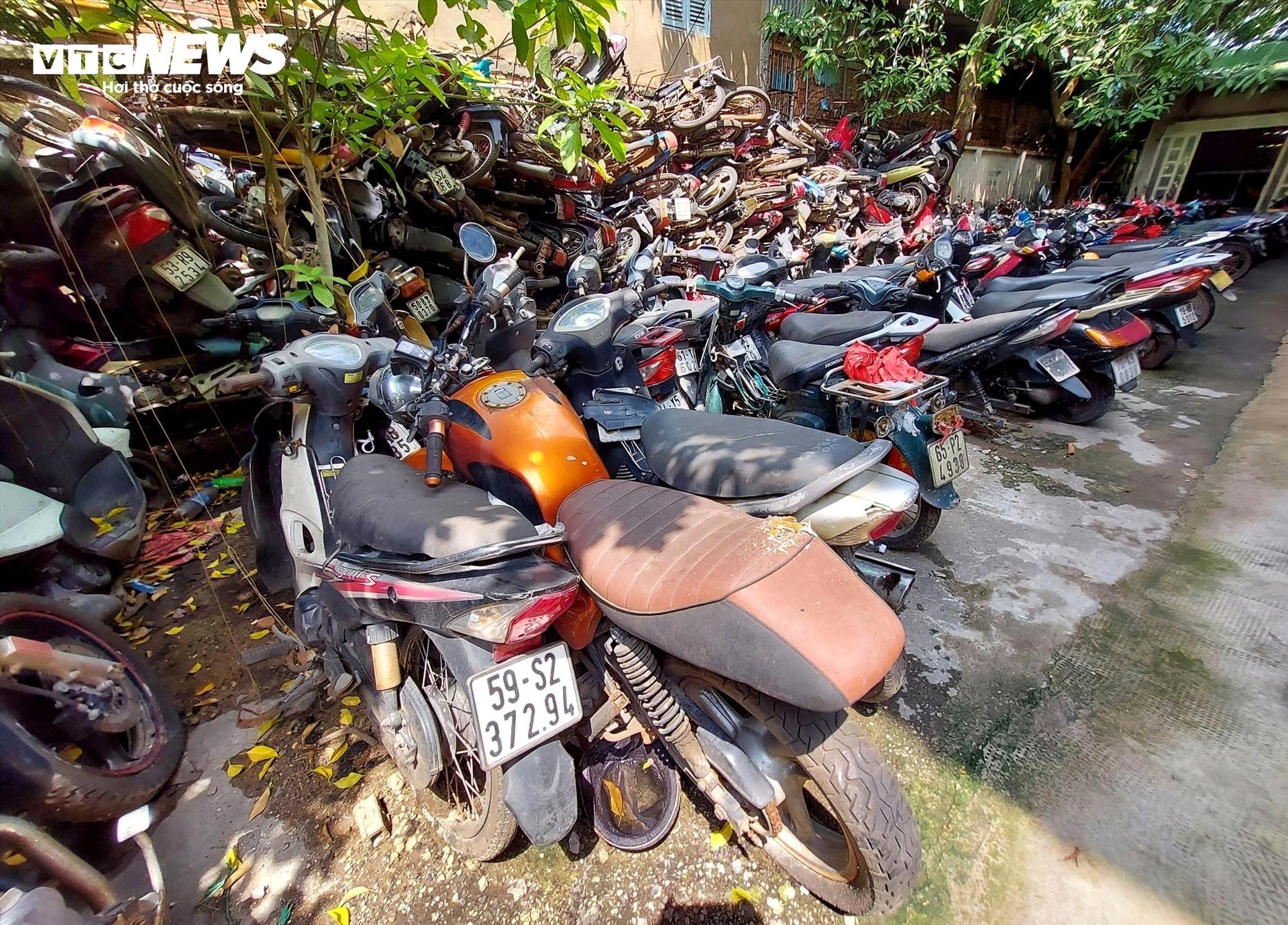 Bến xe Miền Đông đã có văn bản gửi các cơ quan, ban ngành hỗ trợ giải quyết nhưng thời gian giải quyết theo đúng quy định khá dài. Công an quận Bình Thạnh đã cử cán bộ đến rà soát lại biển số, số khung, số máy của từng chiếc xe, tuy nhiên việc này cũng mất hơn nửa tháng ghi nhận. Lực lượng chức năng cũng xác minh số phương tiện này xem có xe nào liên quan đến các tai nạn hay vi phạm không. Sau đó mới tiến hành các bước tiếp theo.