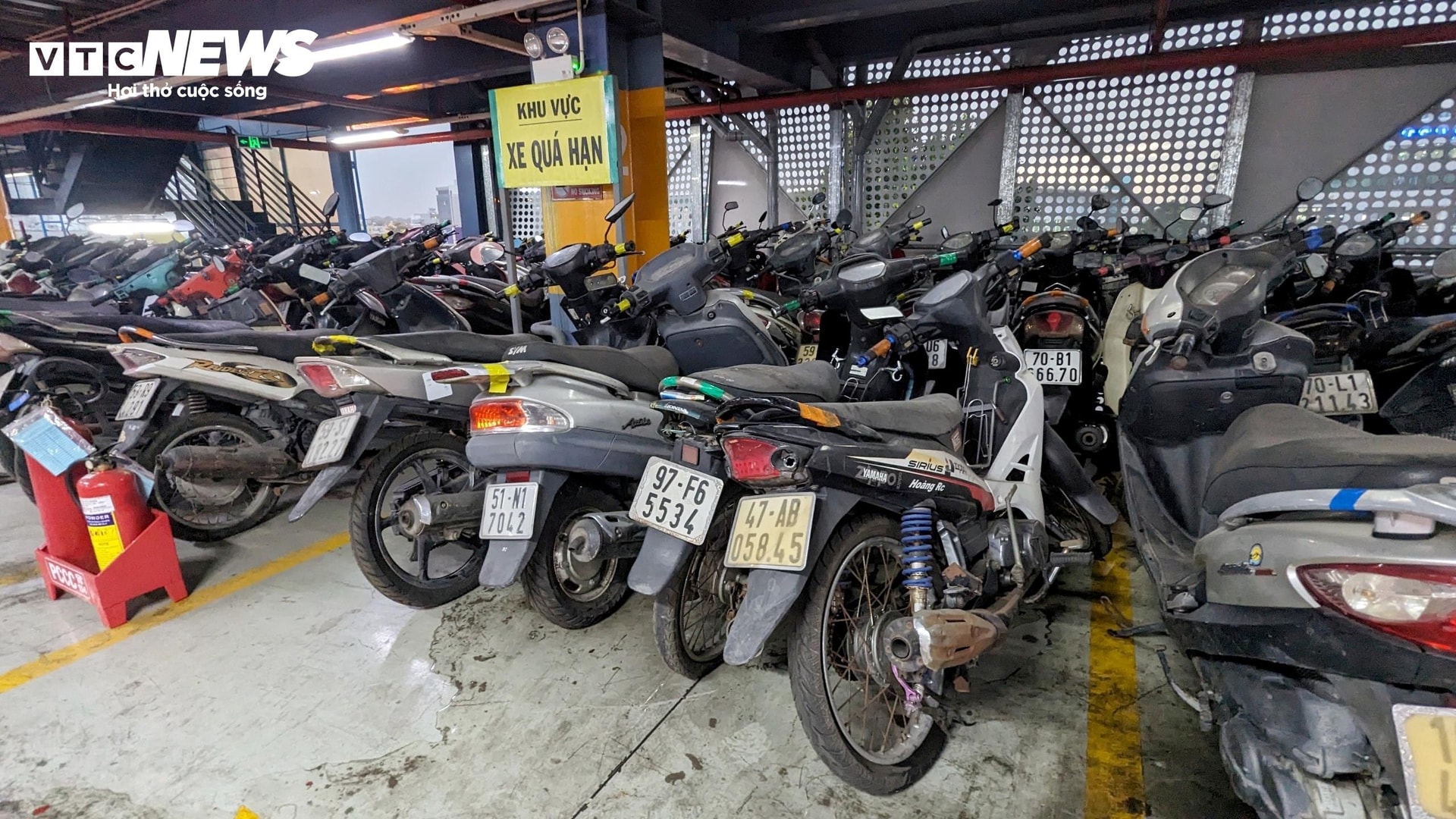 Khu vực để xe máy quá hạn trong nhà giữ xe ga quốc nội sân bay Tân Sơn Nhất luôn ken cứng phương tiện.