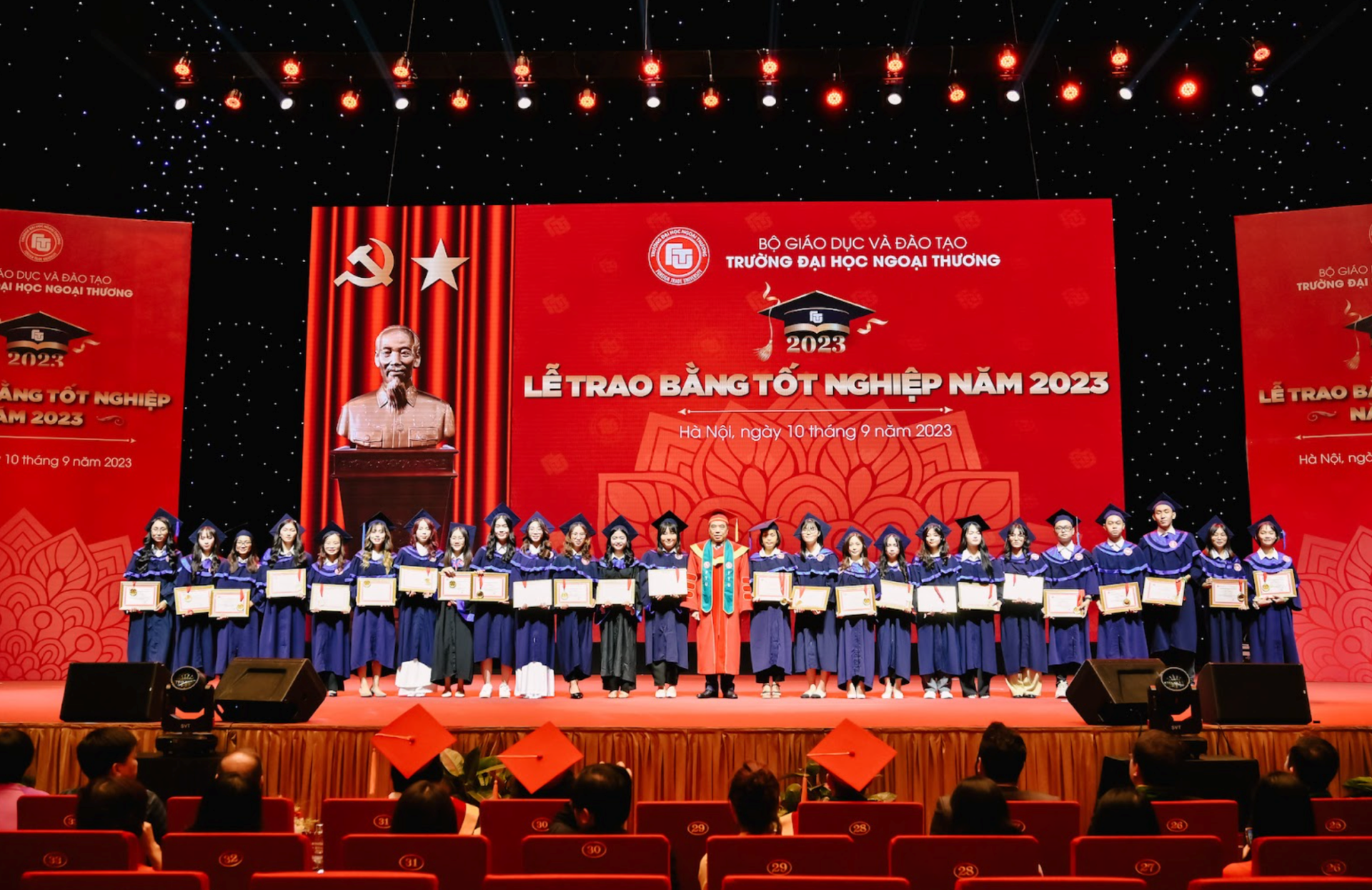 Trường Đại học Ngoại thương vinh danh 28 thủ khoa tốt nghiệp toàn khoá K58.