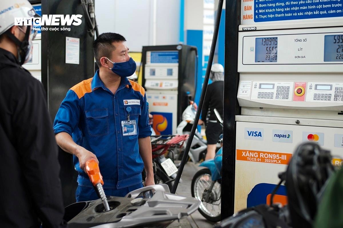Giá xăng dầu điều chỉnh từ 15h ngày 11/9. (Ảnh minh họa: Công Hiếu).