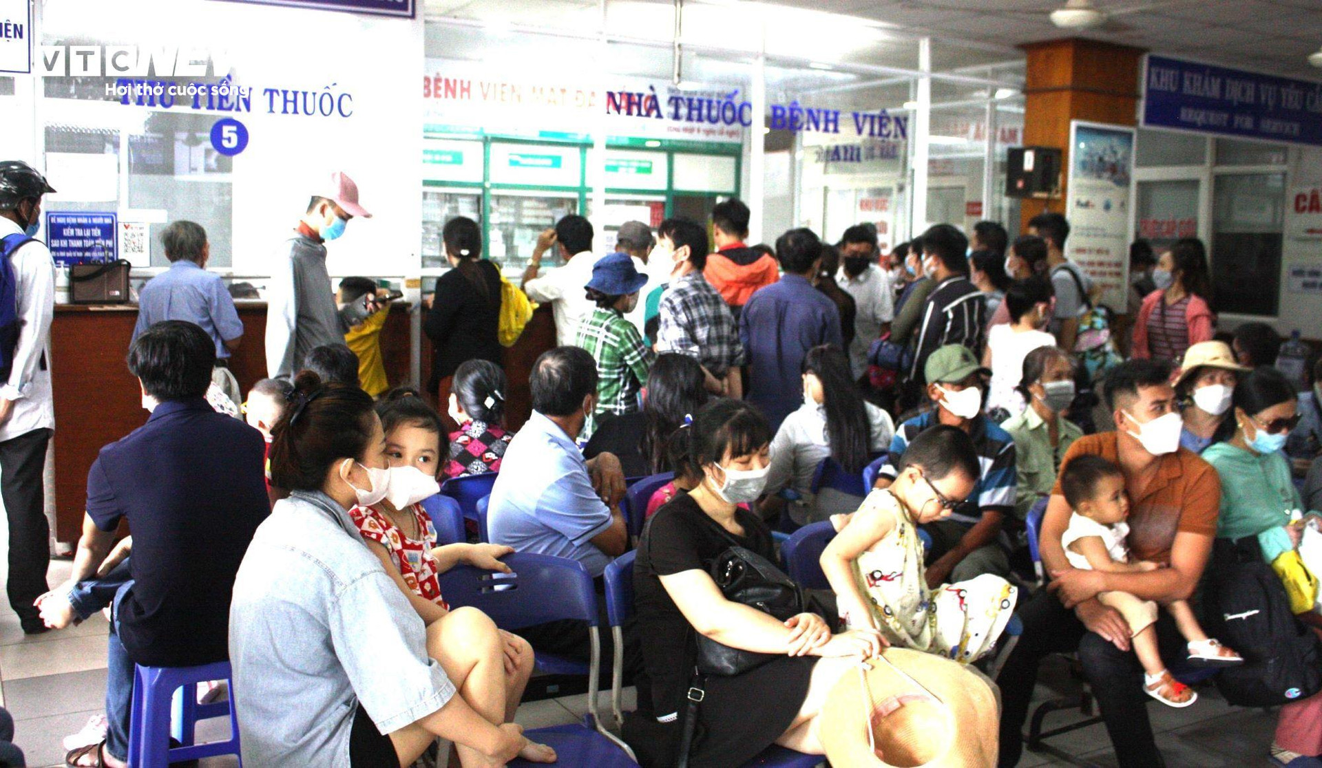 Rất đông người đến khám, điều trị bệnh đau mắt đỏ tại Bệnh viện Mắt Đà Nẵng trong những ngày qua.