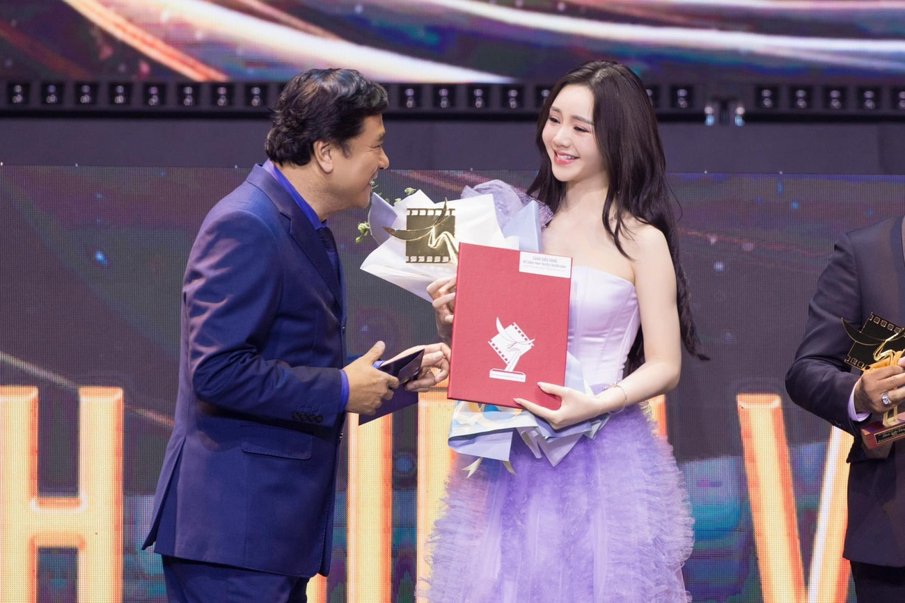 Quỳnh Kool giành cup ở hạng mục Nữ diễn viên phim truyện truyền hình xuất sắc.