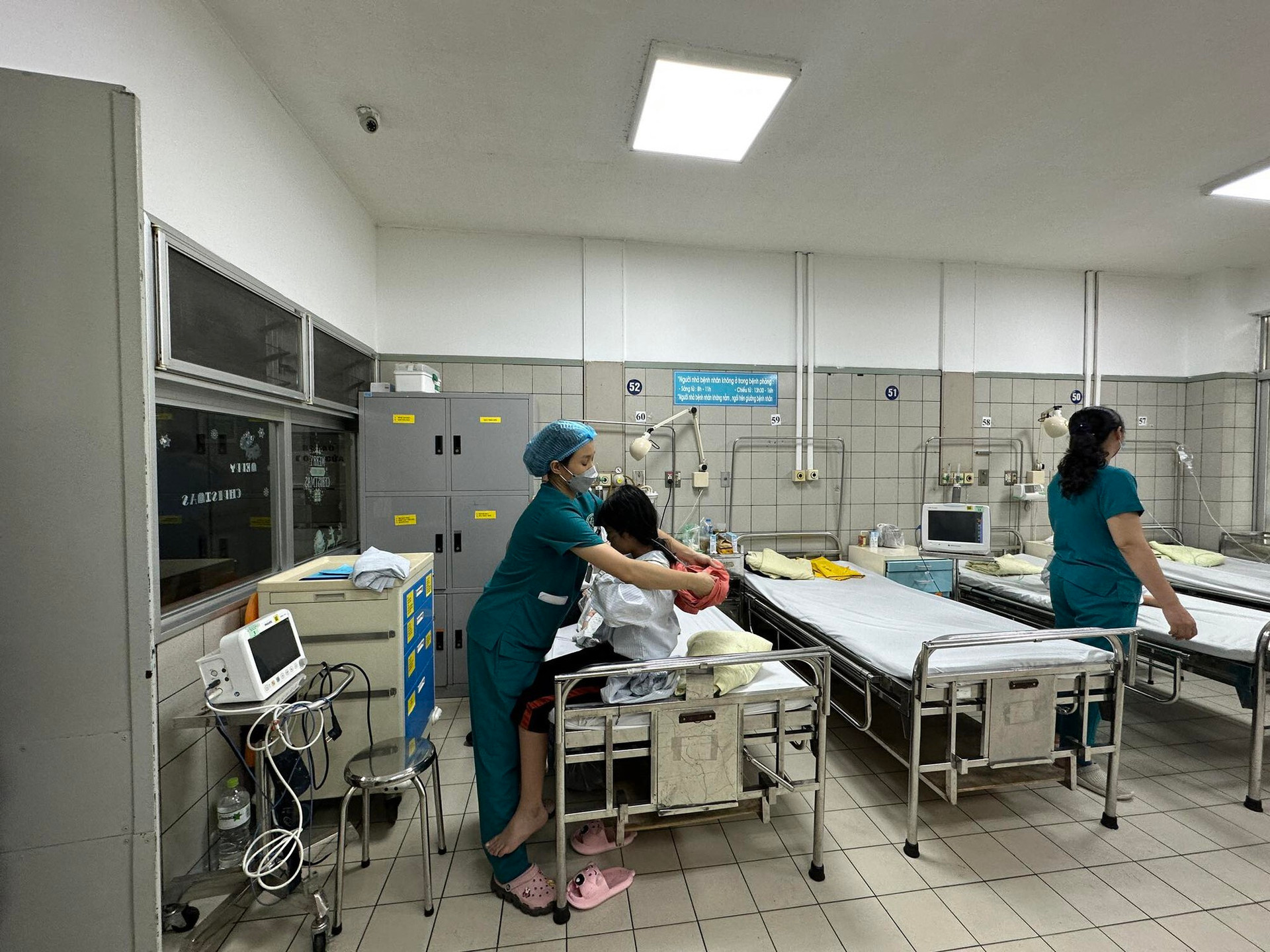 Các điều dưỡng của Trung tâm Nhi khoa - Bệnh viện Bạch Mai chăm sóc cho bệnh nhi là nạn nhân của vụ cháy chung cư mini đang điều trị tại đây.