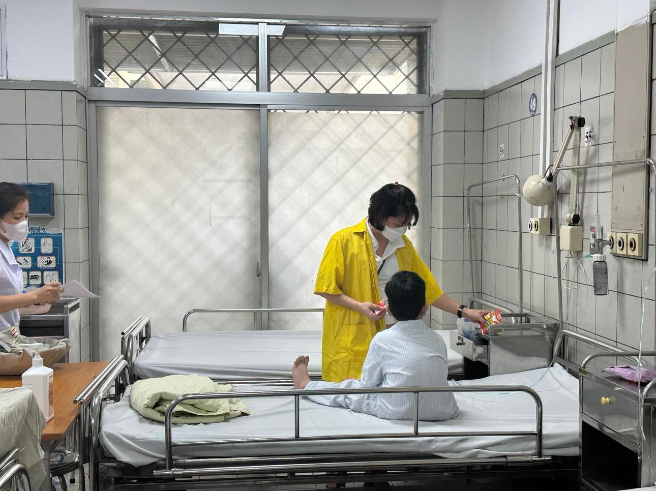 Một bệnh nhi là nạn nhân của vụ cháy chung cư mini đang được chăm sóc, theo dõi sức khoẻ tại Trung tâm Nhi khoa, Bệnh viện Bạch Mai.