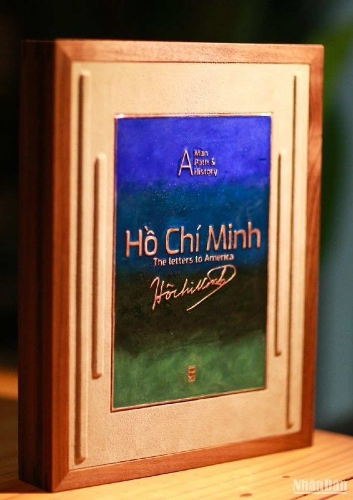 món quà đặc biệt chủ tịch nước võ văn thưởng tặng tổng thống joe biden hình ảnh 2 mon qua dac biet chu tich nuoc vo van thuong tang tong thong joe biden hinh anh 2