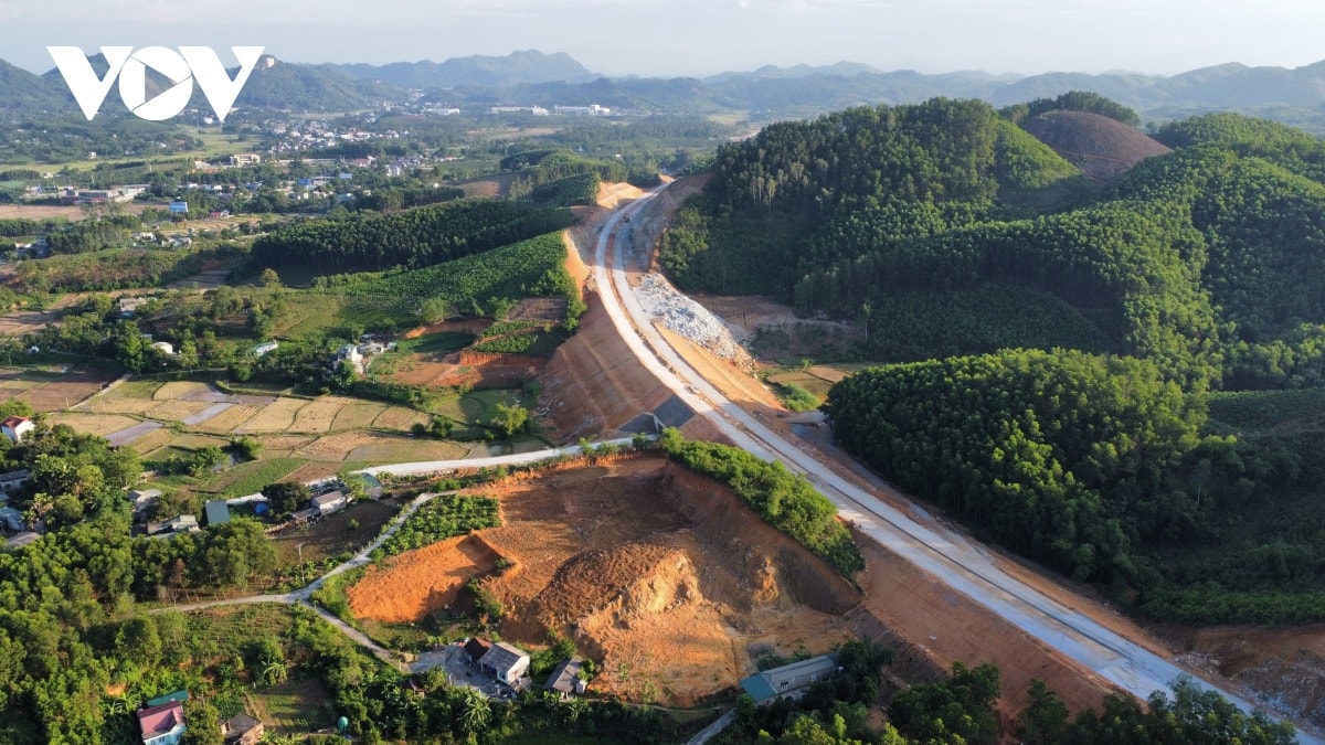 cao toc tuyen quang - phu tho hon 3.700 ty dang thanh hinh sau 2 nam thi cong hinh anh 4