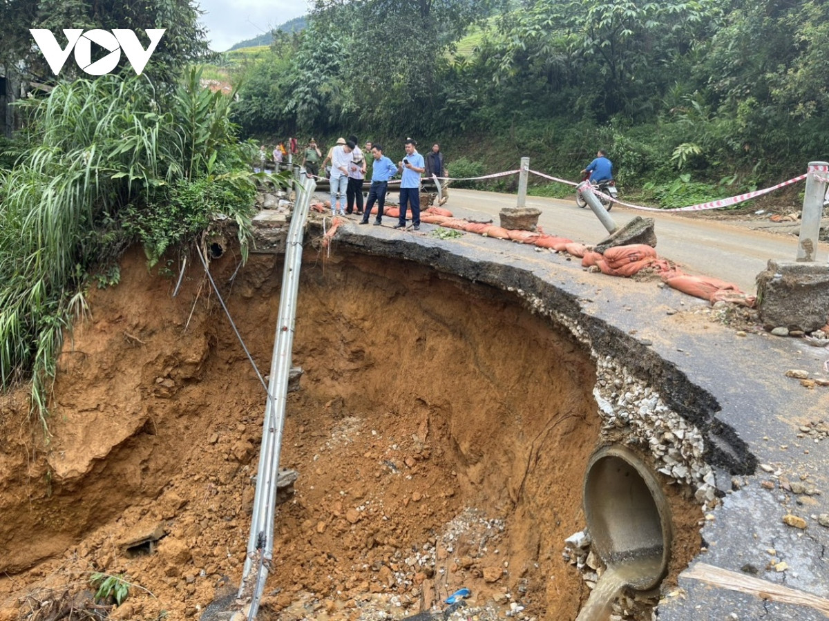 khac phuc cac tuyen giao thong sau mua lu o lao cai hinh anh 1