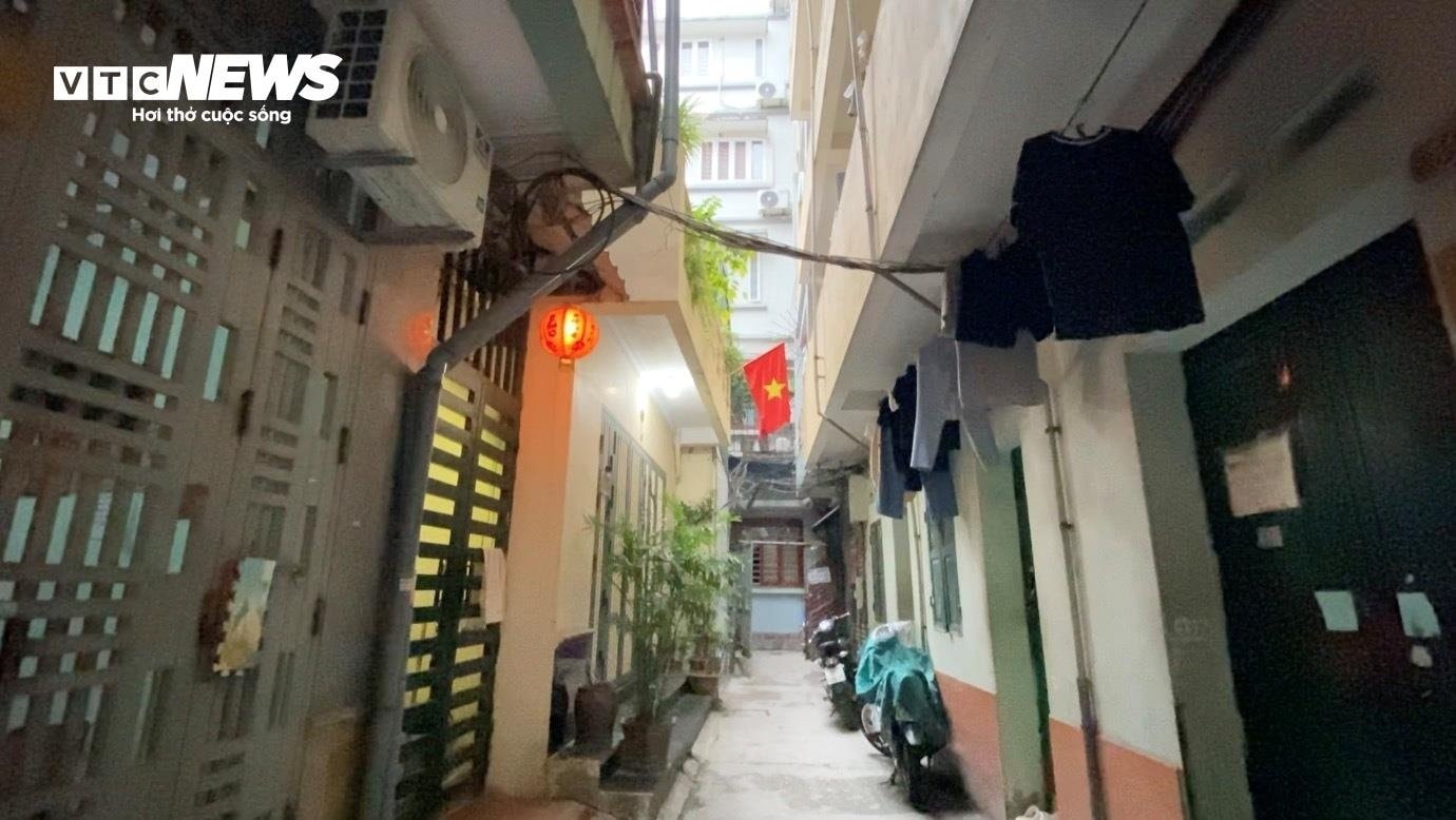 Cuối một con ngõ nhỏ trên phố Trung Kính, 3 căn chung cư mini nằm sát nhau.