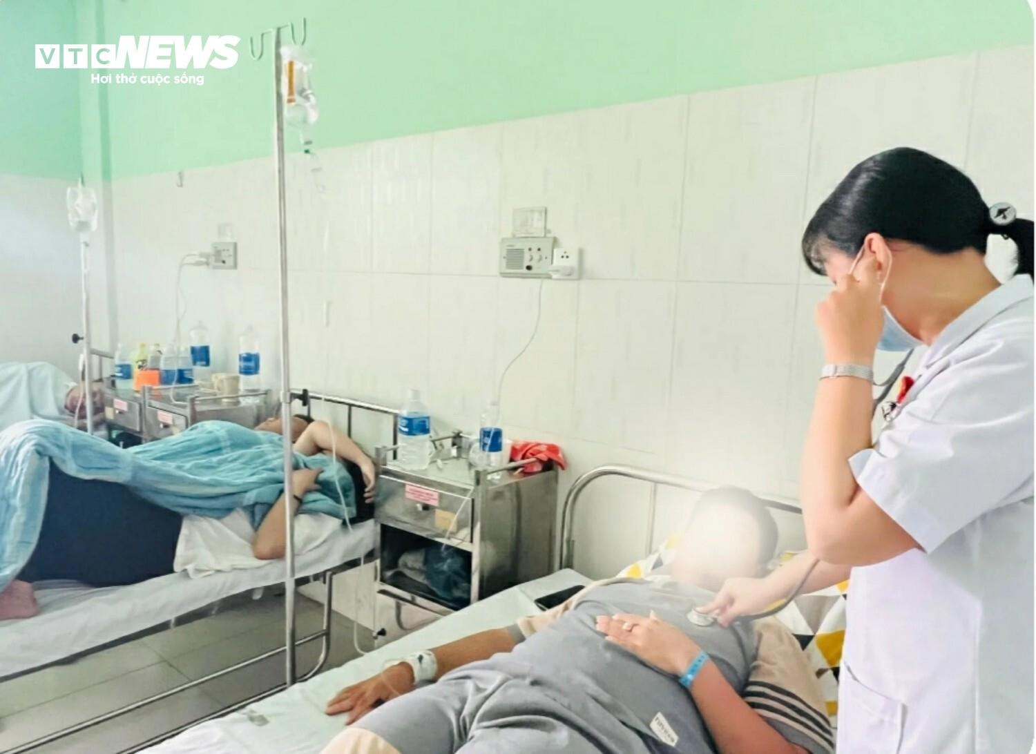 Đến thời điệm hiện tại, ngành Y tế Quảng Nam ghi nhận 141 người nhập viện sau khi ăn bánh mì Phượng.