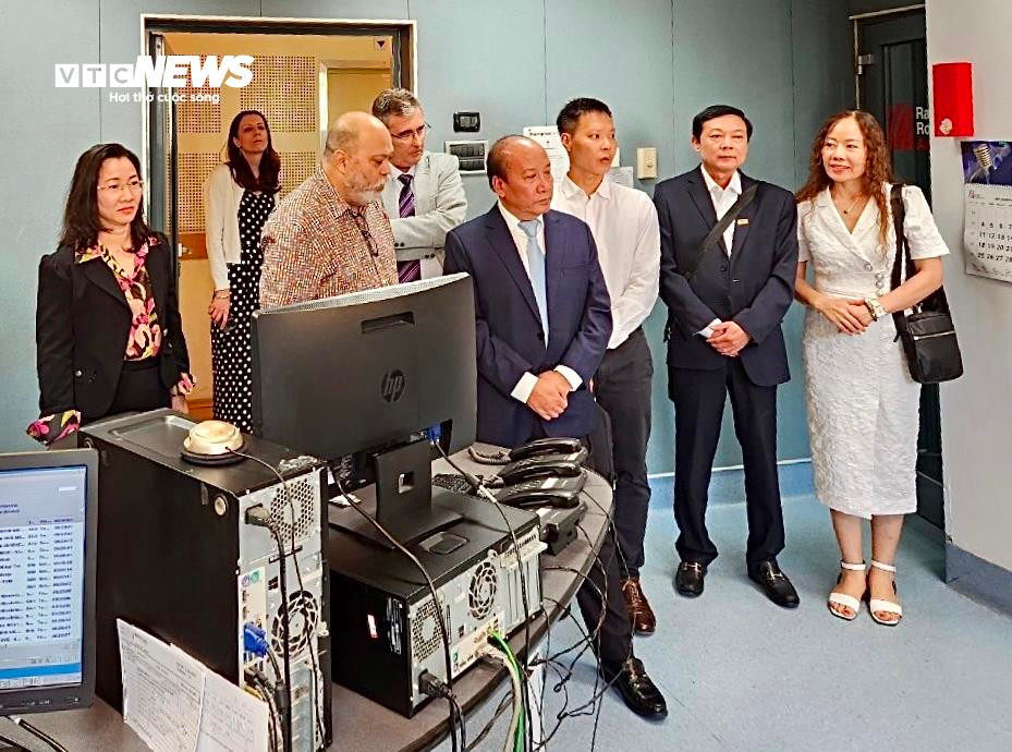 Phó Tổng Giám đốc Đài tiếng nói Việt Nam Trần Minh Hùng đến thăm quan và làm việc  với Đài phát thanh quốc gia Rumani (ROR).