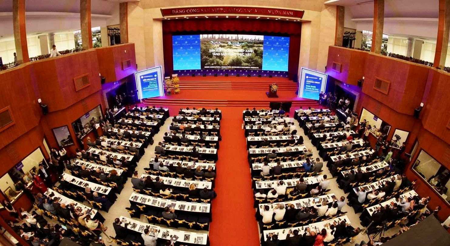Hàng trăm nhà quản lý, chuyên gia và đại diện các doanh nghiệp đã có mặt tại Diễn đàn Kinh tế TP.HCM năm 2023. (Ảnh: Hoàng Hùng)
